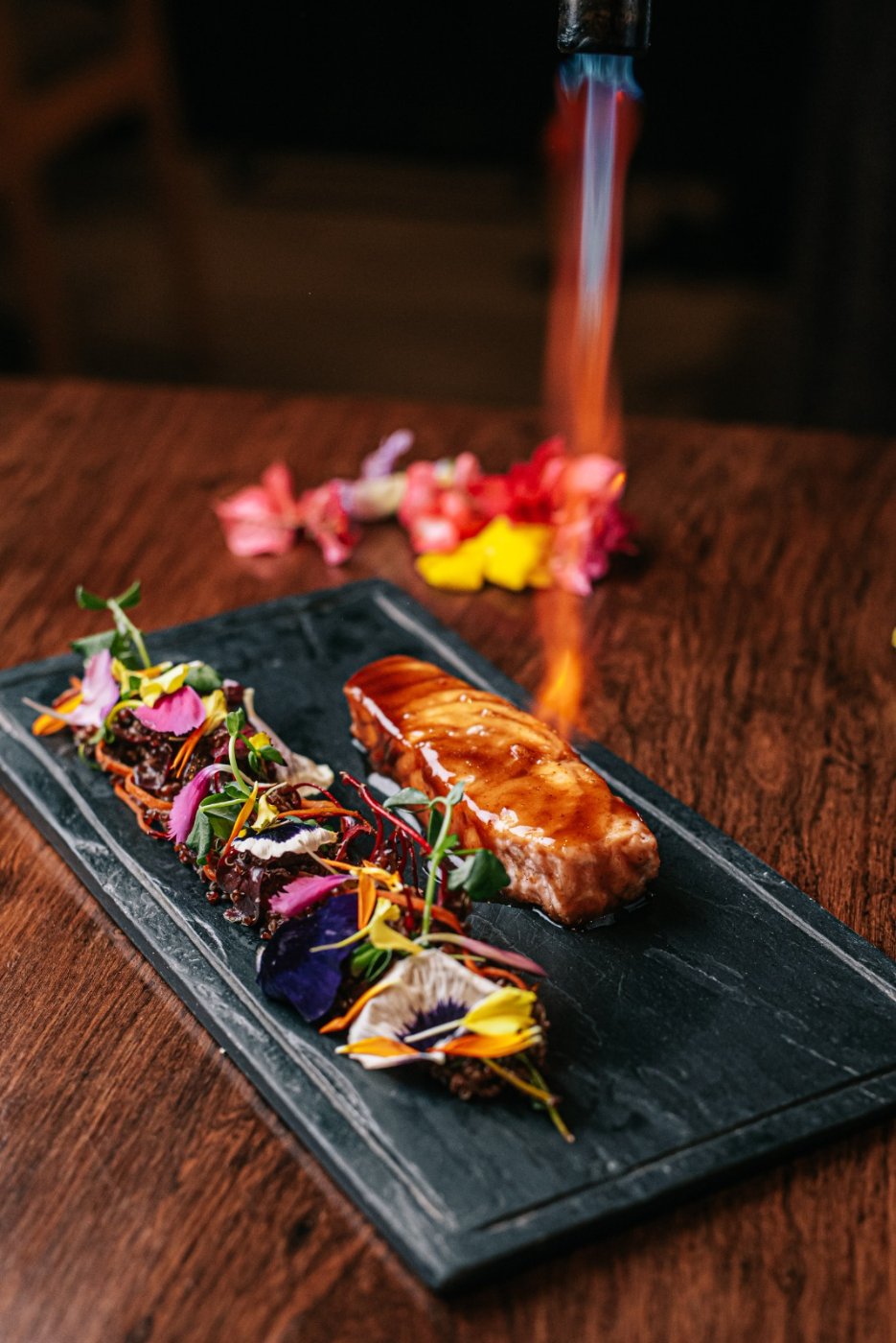 Salmón flambeado · Cartof